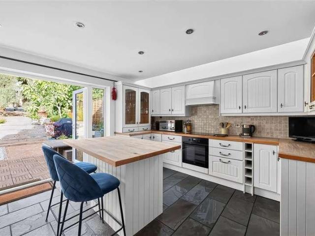 5 bed house for sale