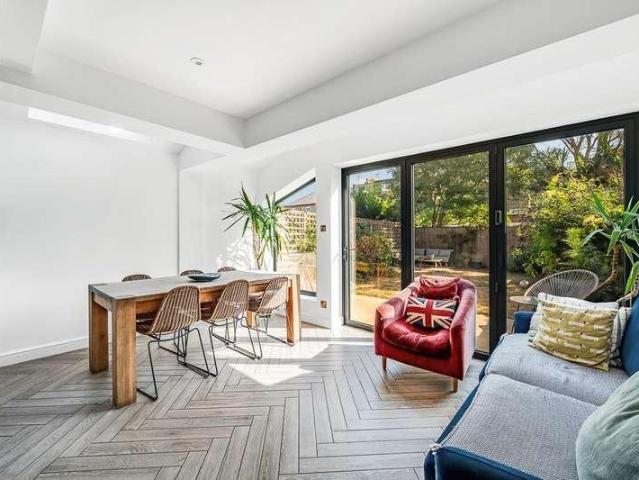 5 bed house for sale
