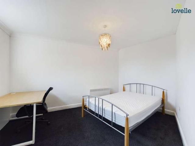 5 bed house for sale
