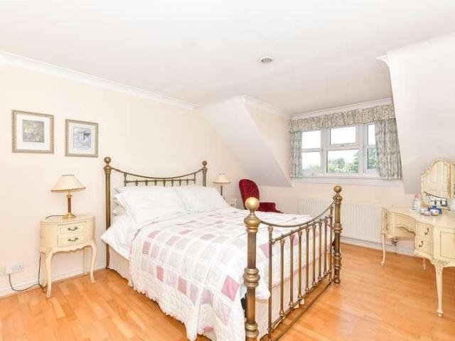 5 bed house for sale