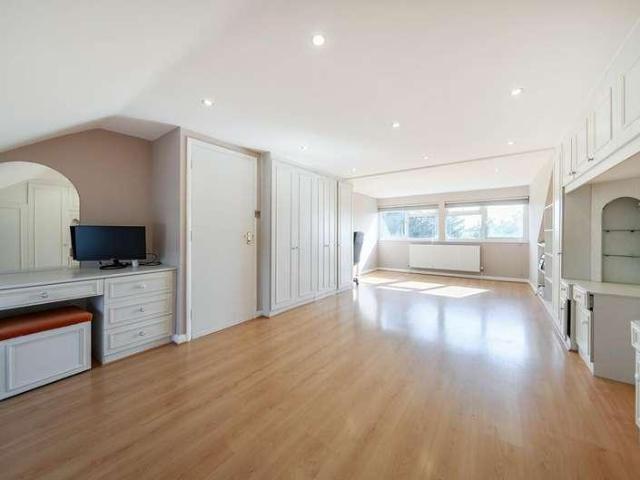 5 bed house for sale