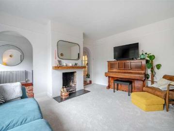 5 bed house for sale