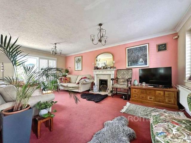 5 bed house for sale