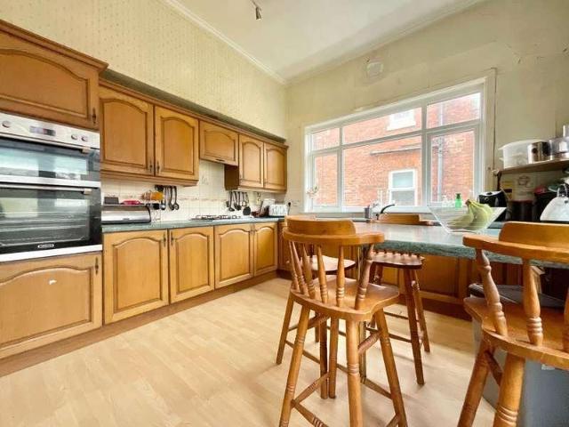 5 bed house for sale