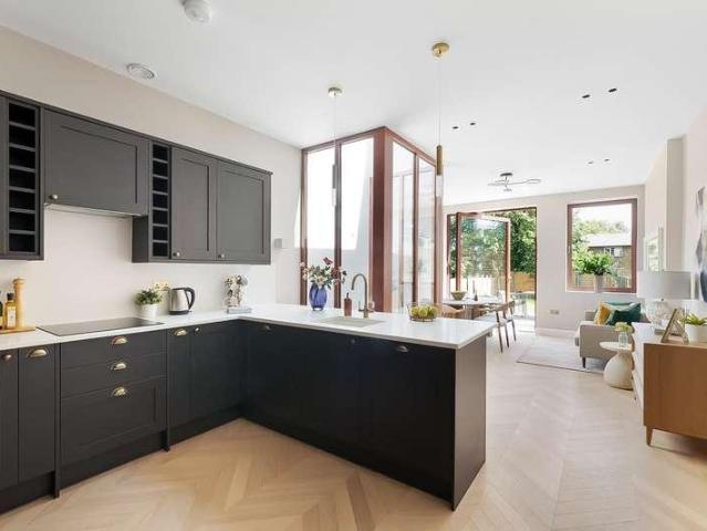 5 bed house for sale