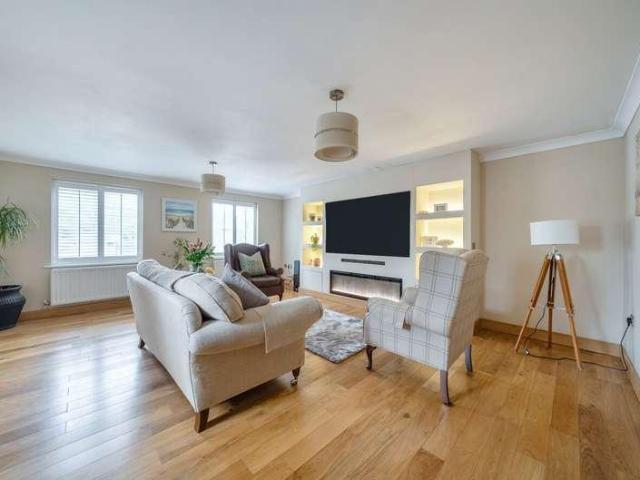 5 bed house for sale
