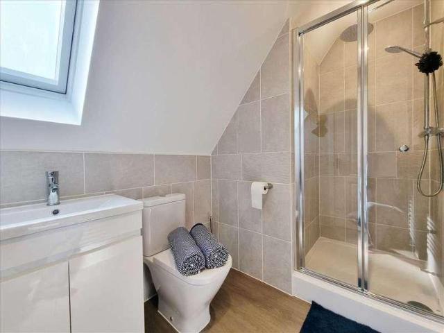 5 bed house for sale