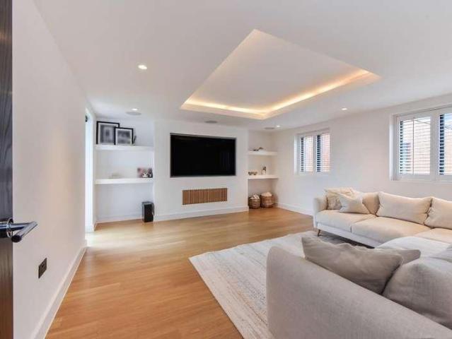 5 bed house for sale