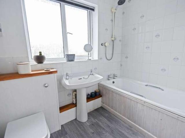 5 bed house for sale