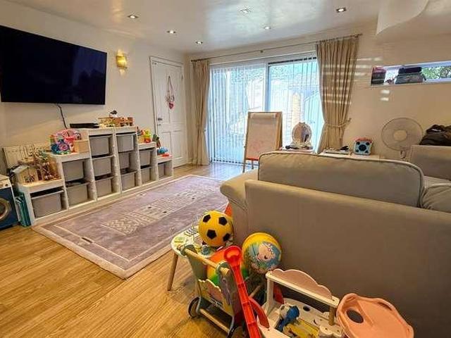 5 bed house for sale