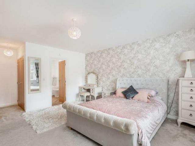 5 bed house for sale
