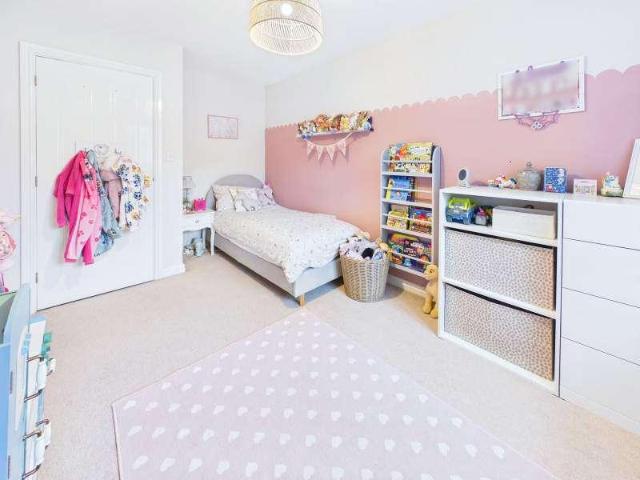 5 bed house for sale