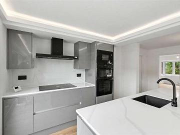 5 bed house for sale