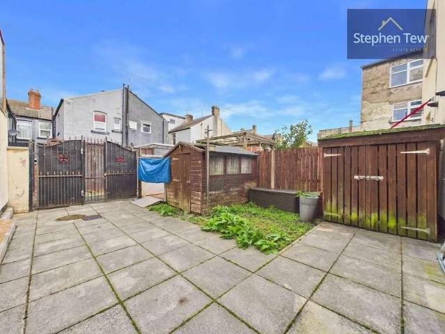 5 bed house for sale