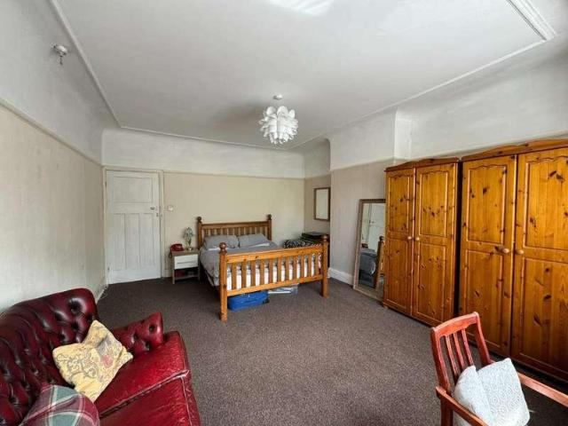 5 bed house for sale