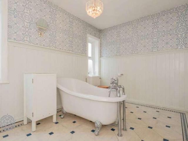 5 bed house for sale