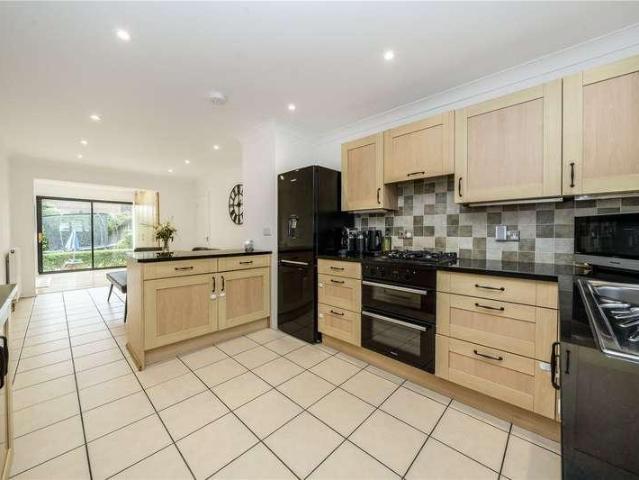 5 bed house for sale