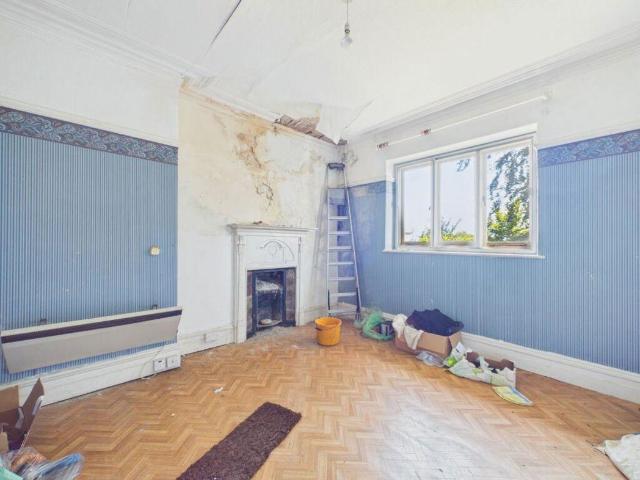 5 bed house for sale