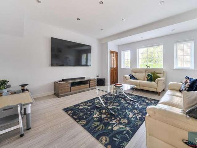 5 bed house for sale