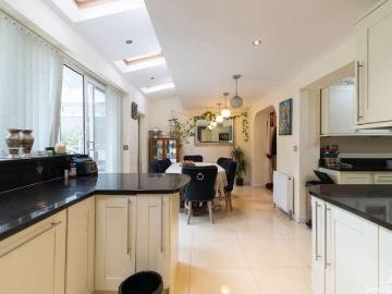 5 bed house for sale