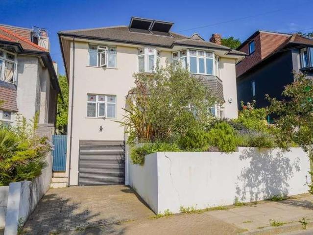 5 bed house for sale