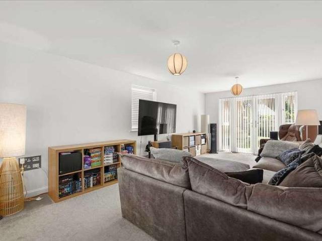 5 bed house for sale