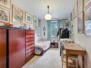5 bed house for sale
