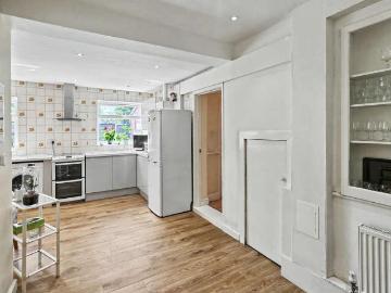 5 bed house for sale