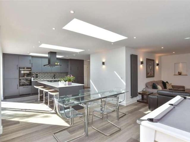 5 bed house for sale