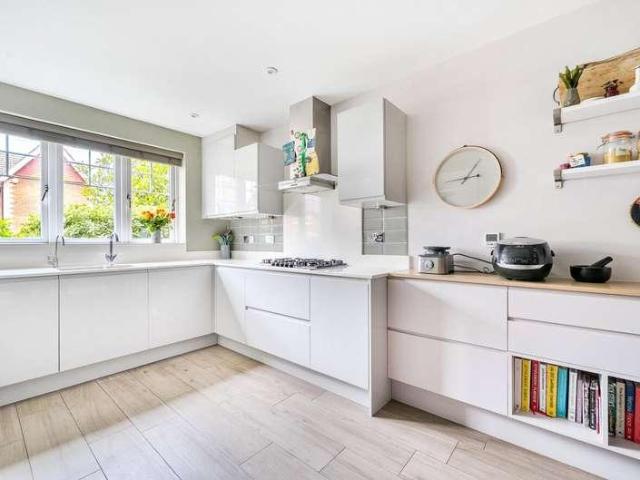 5 bed house for sale