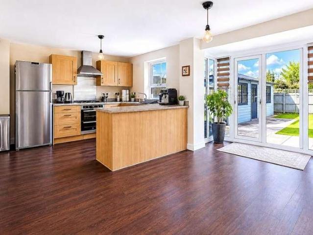5 bed house for sale