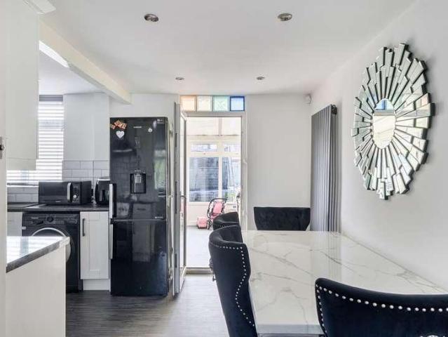 5 bed house for sale