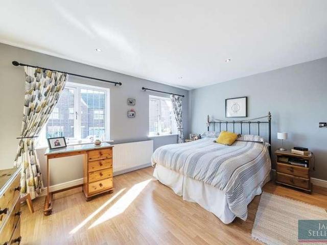 5 bed house for sale