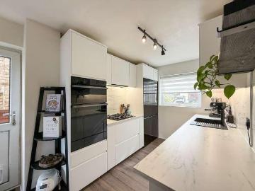 5 bed house for sale