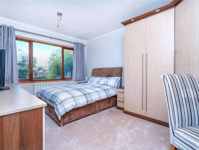 5 bed house for sale
