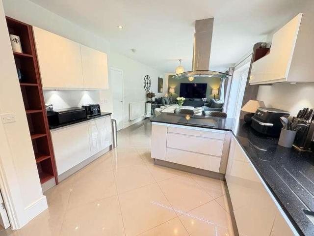 5 bed house for sale