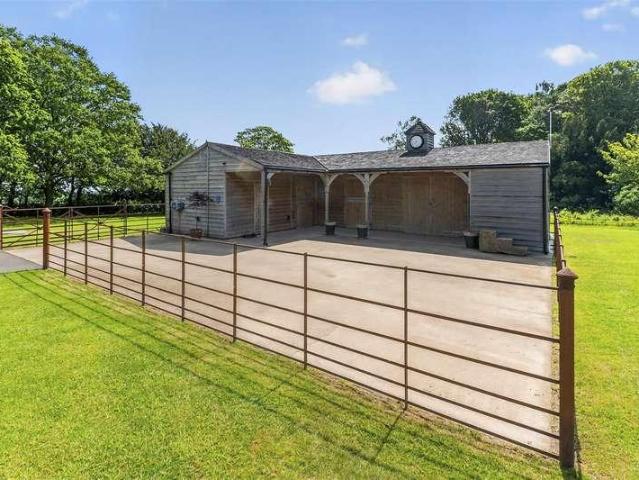 5 bed house for sale