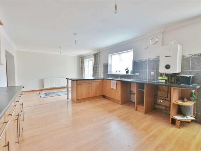 5 bed house for sale