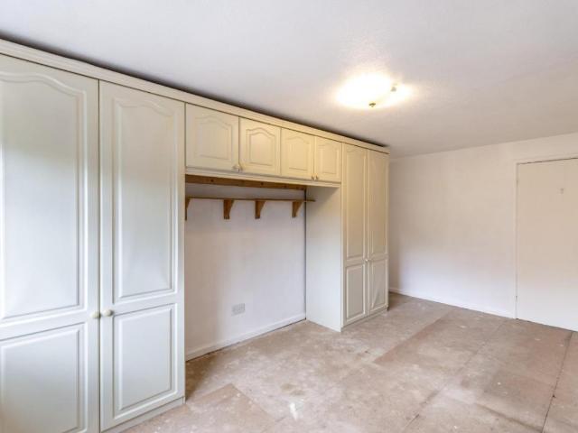 5 bed house for sale