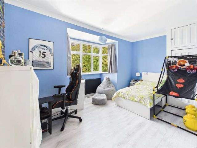 5 bed house for sale
