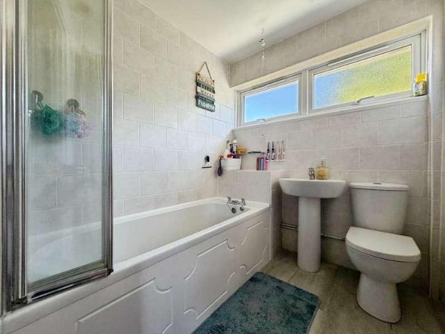 5 bed house for sale