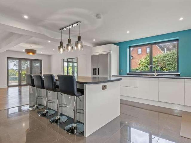 5 bed house for sale