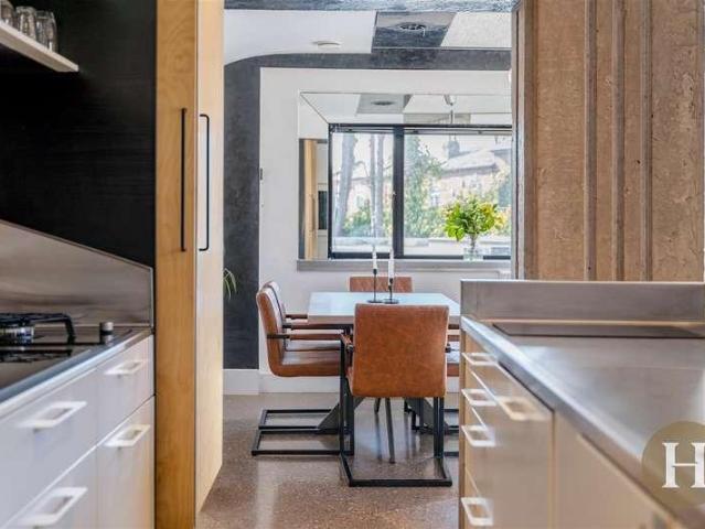 5 bed house for sale