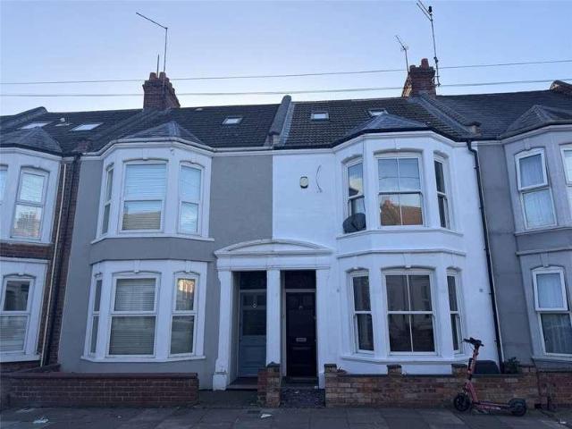 5 bed house for sale