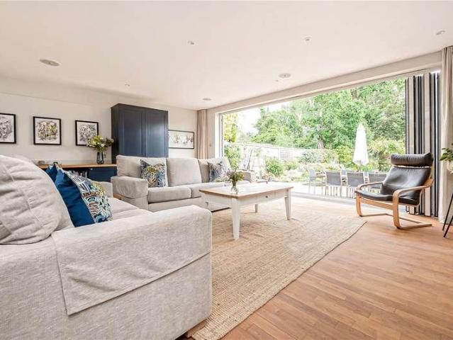 5 bed house for sale