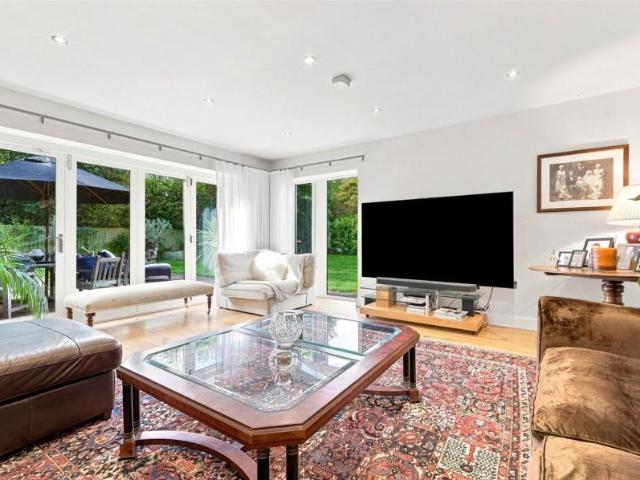 5 bed house for sale