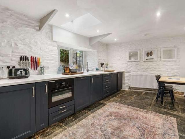 5 bed house for sale