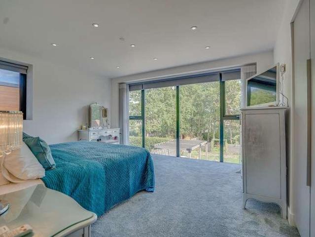 5 bed house for sale