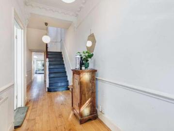 5 bed house for sale