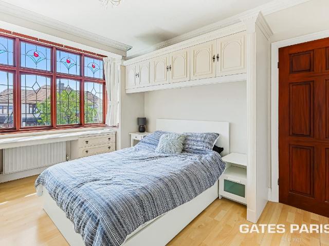 5 bed house for sale